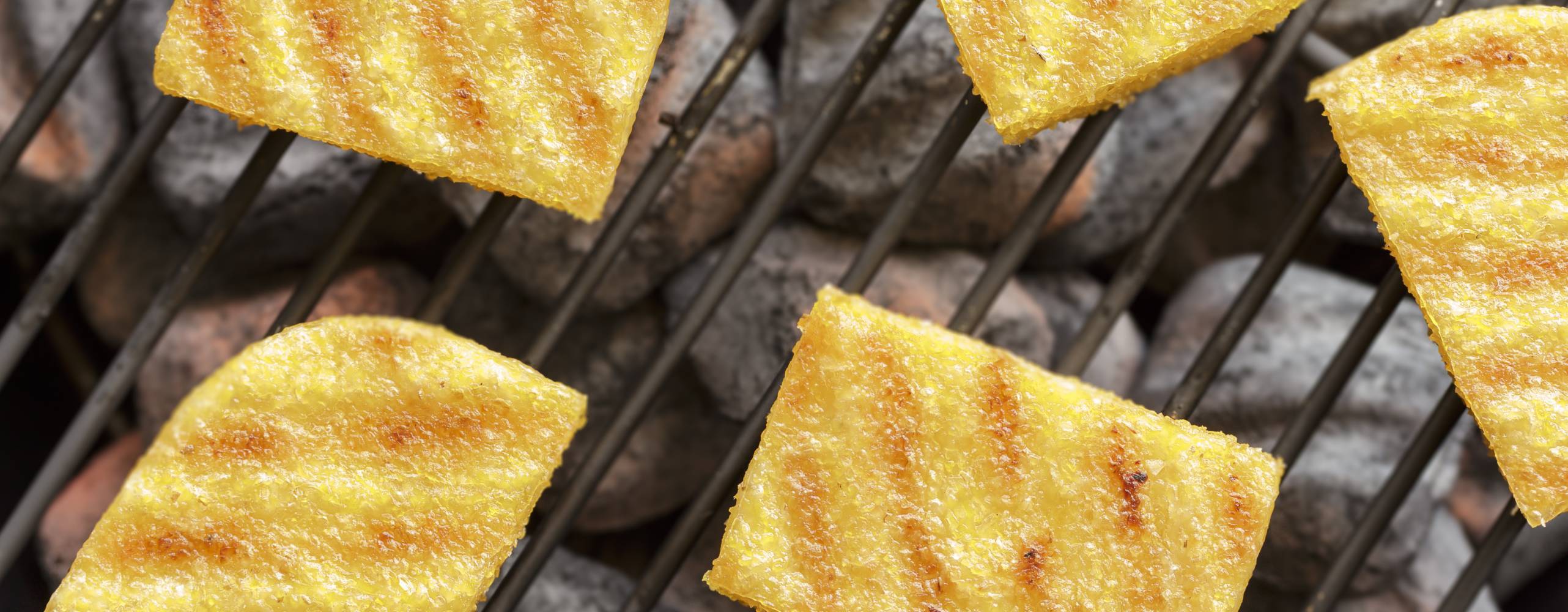 grillad polenta på grill