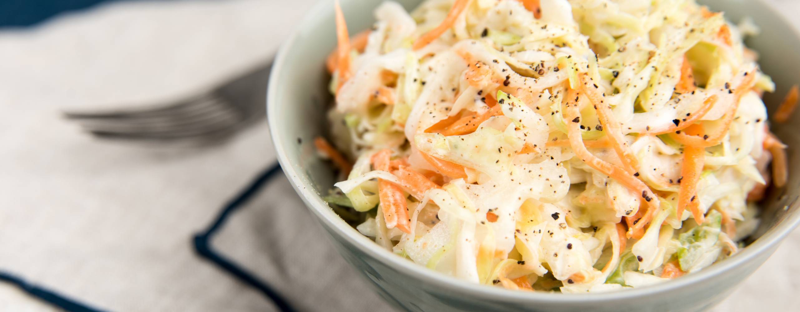 Cole slaw i en vit skål.