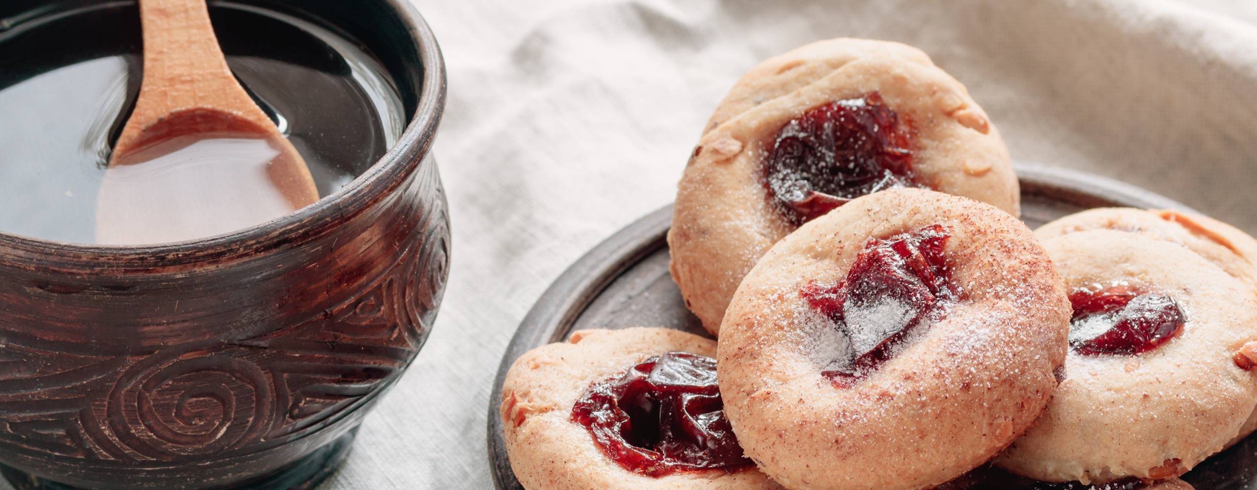 Syltkakor på hög bredvid en syltskål