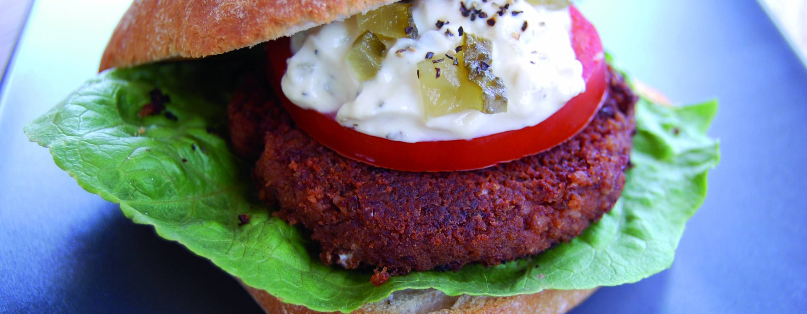 Vegoburgare med yoghurt i lantbröd