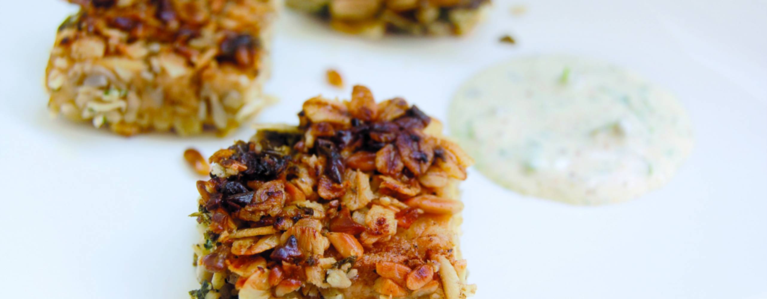 tre bitar panerad tofu och remouladsås