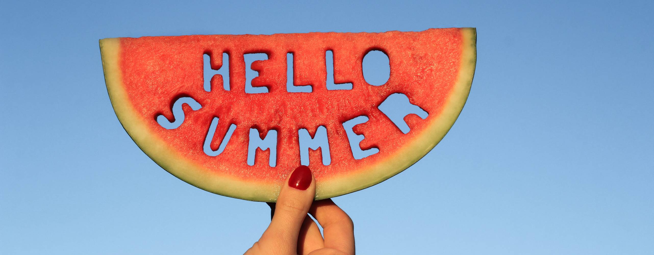 Vattenmelon skiva med beskuren text "Hello summer"