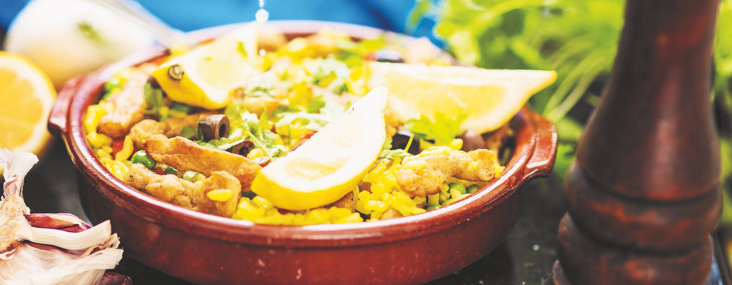 paella i en röd form