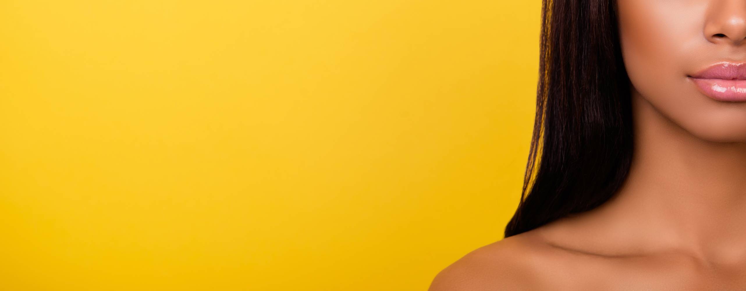 Gul bakgrund med en persons halva ansikte och axel