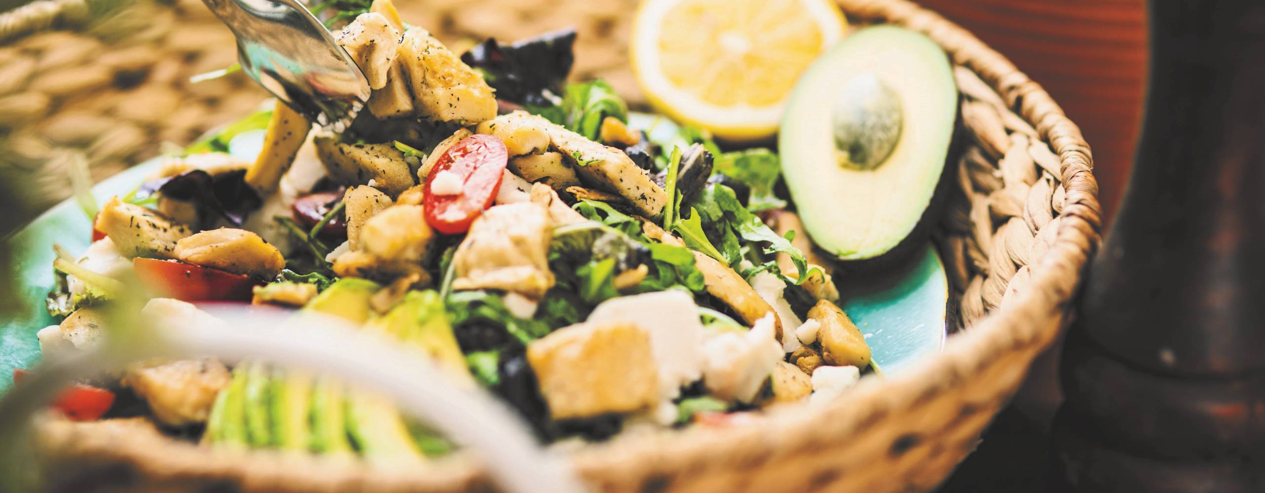 Medelhavssallad med vegbitar i en korg