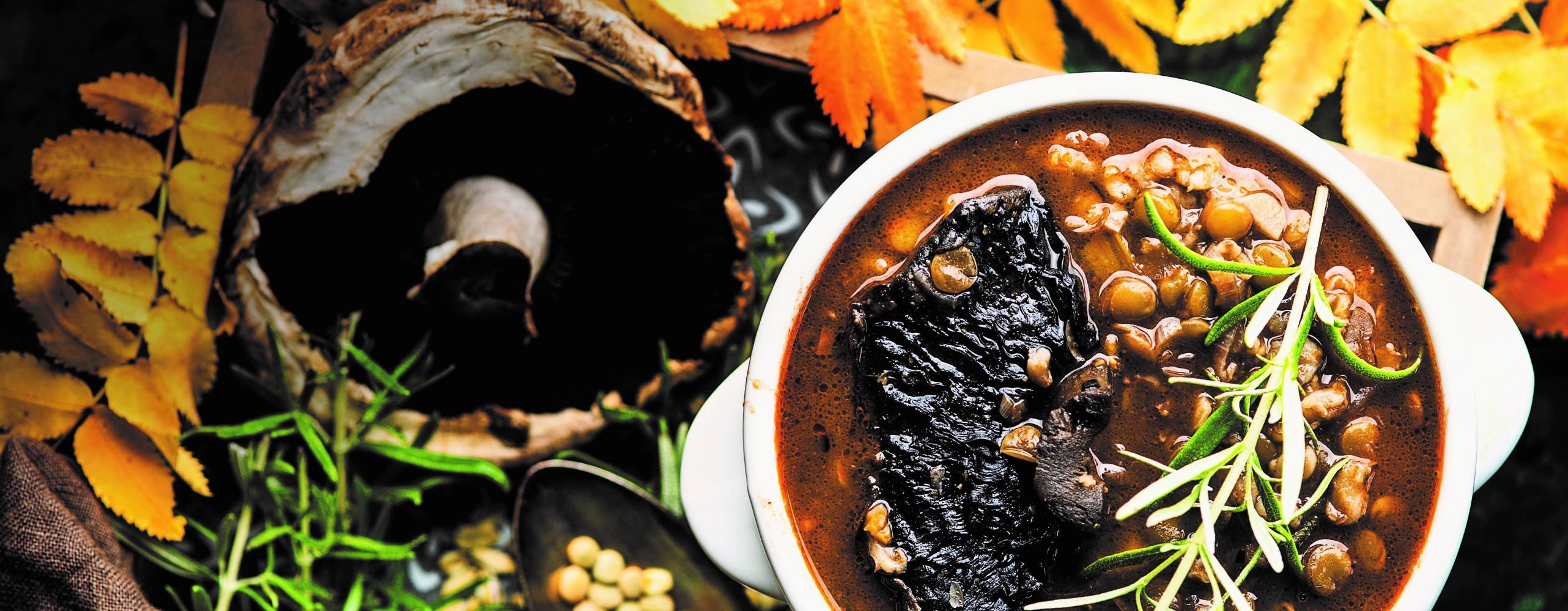 Linsgryta med portabello på ett bord med höstlöv