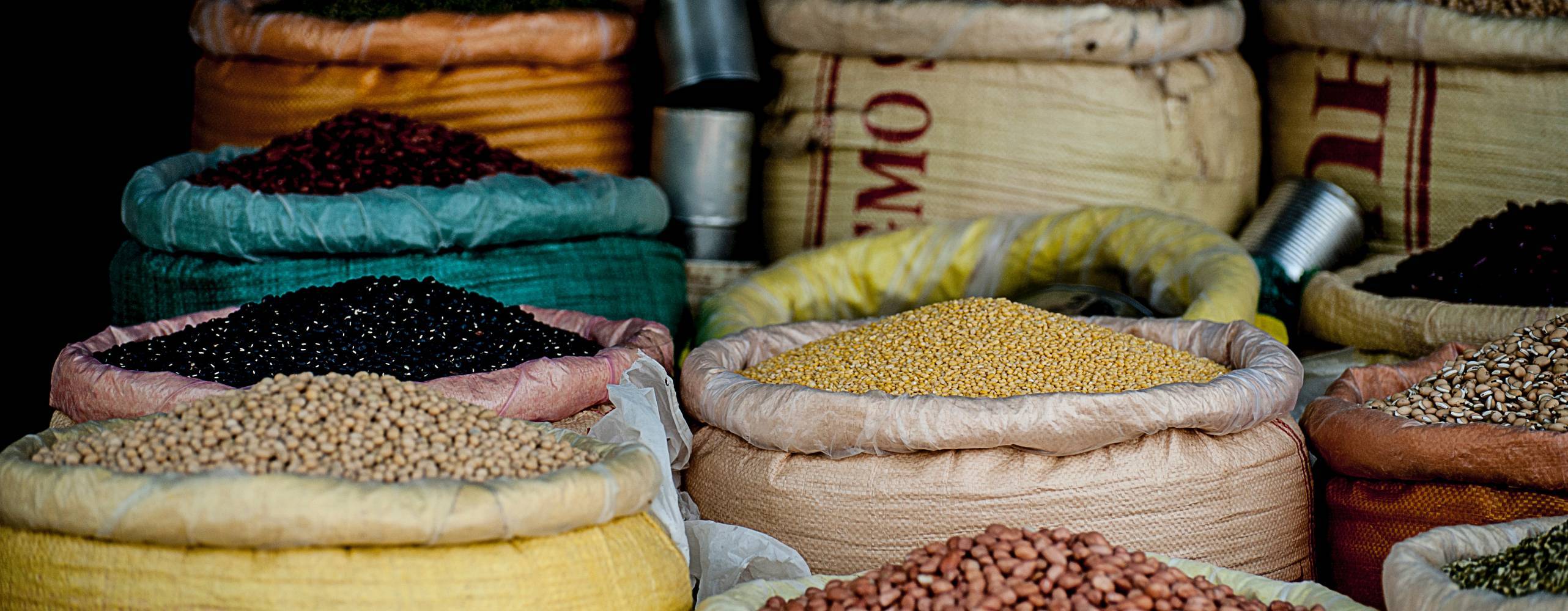 Flera säckar fyllda med bönor