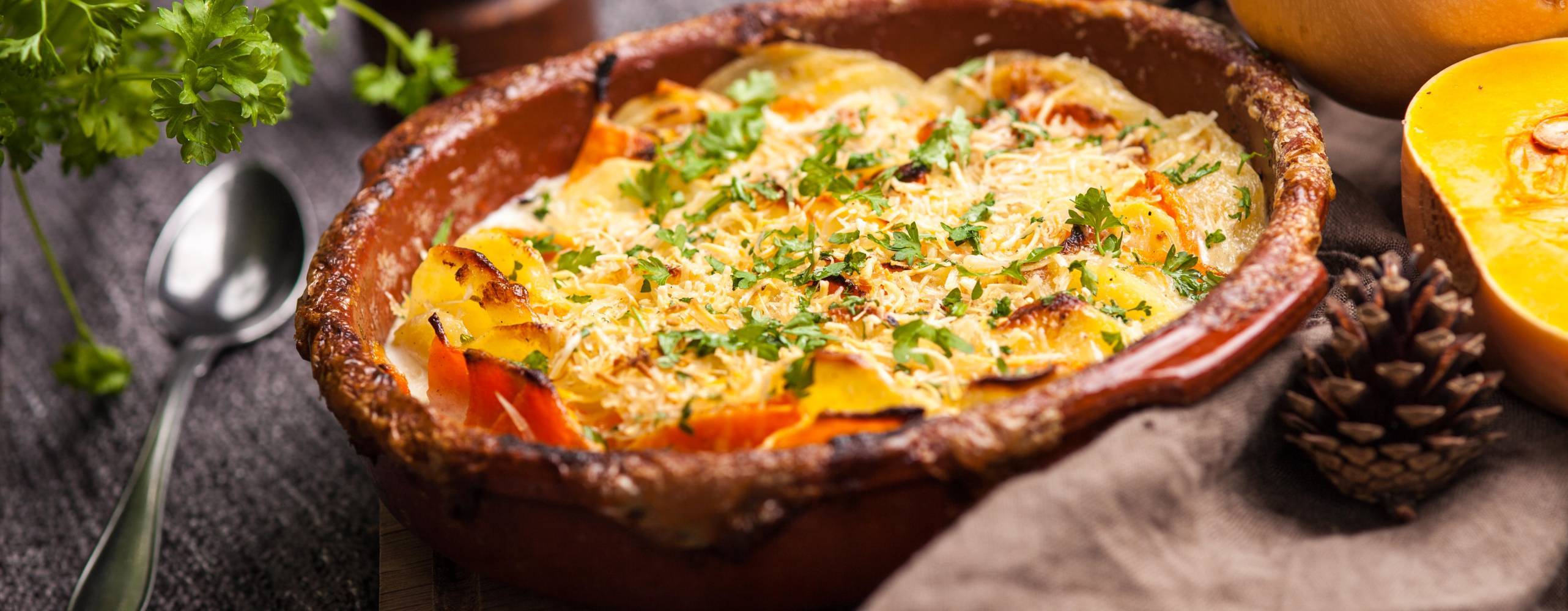 gratäng i ugnsform på bord