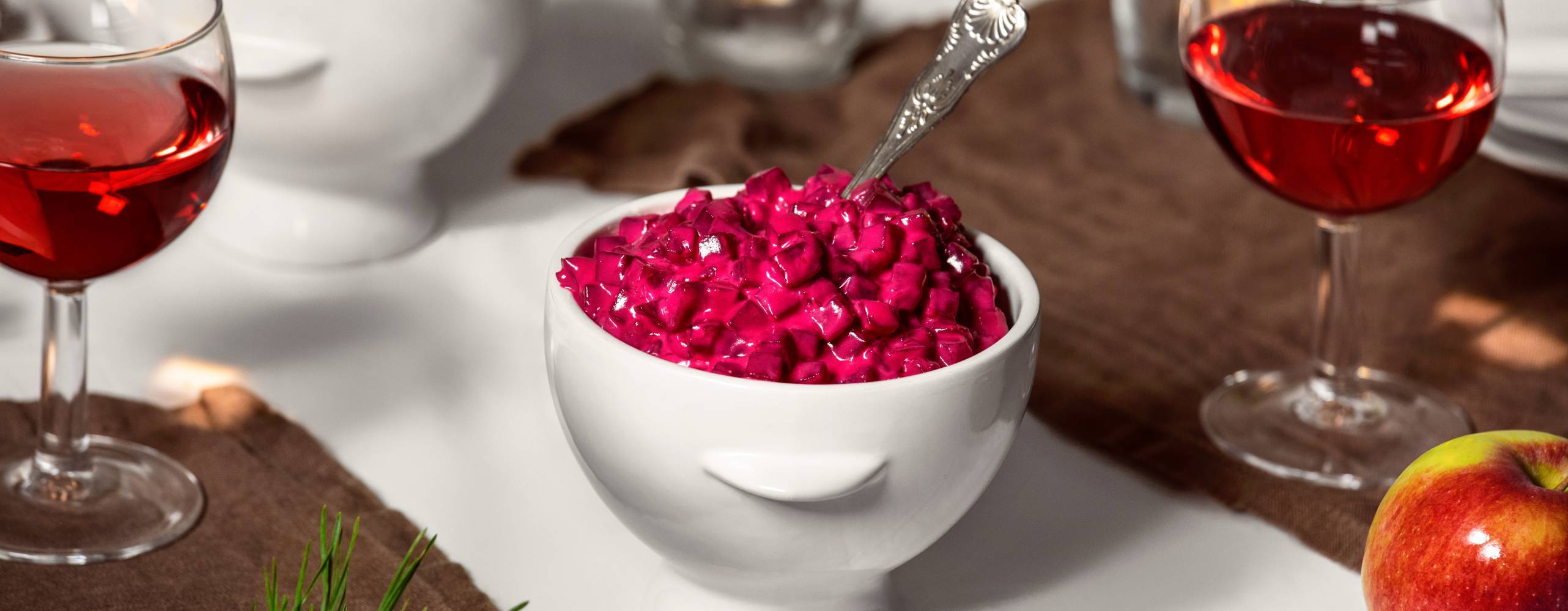 Rödbetssallad i en vitskål på ett dukat bord