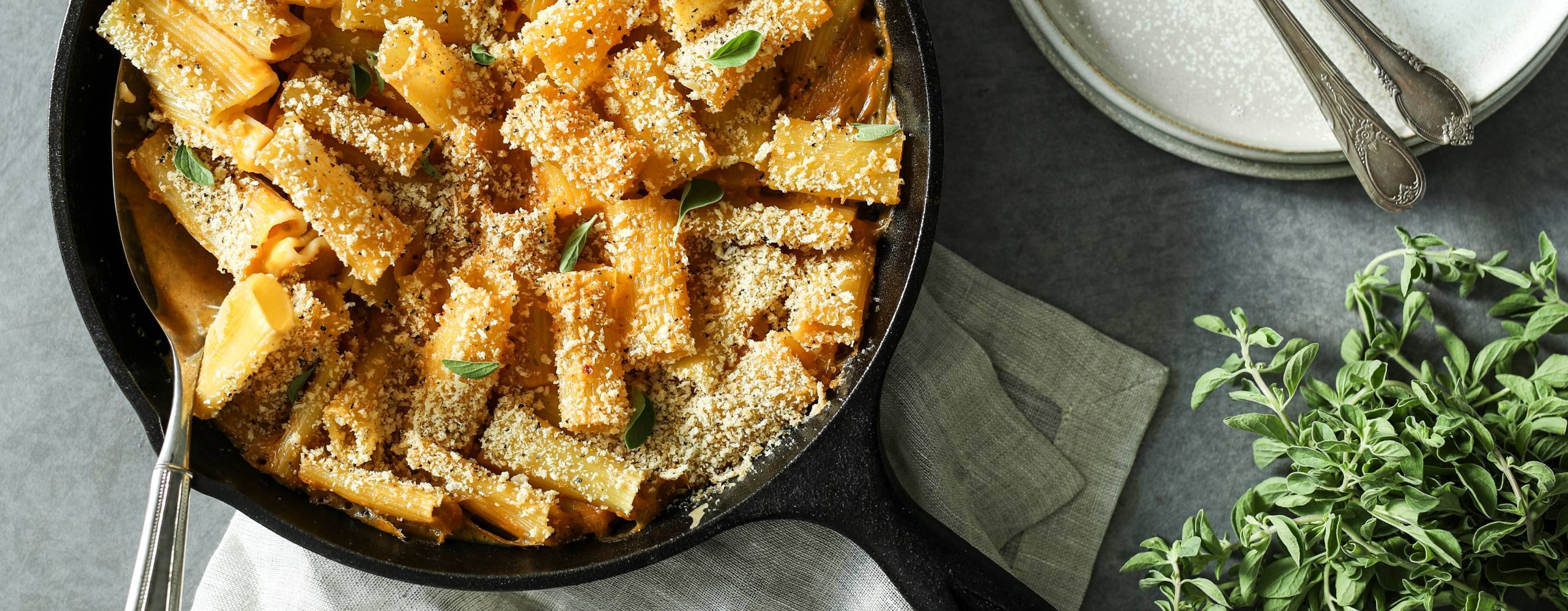 Vegansk Mac and cheese i en panna på ett bord.