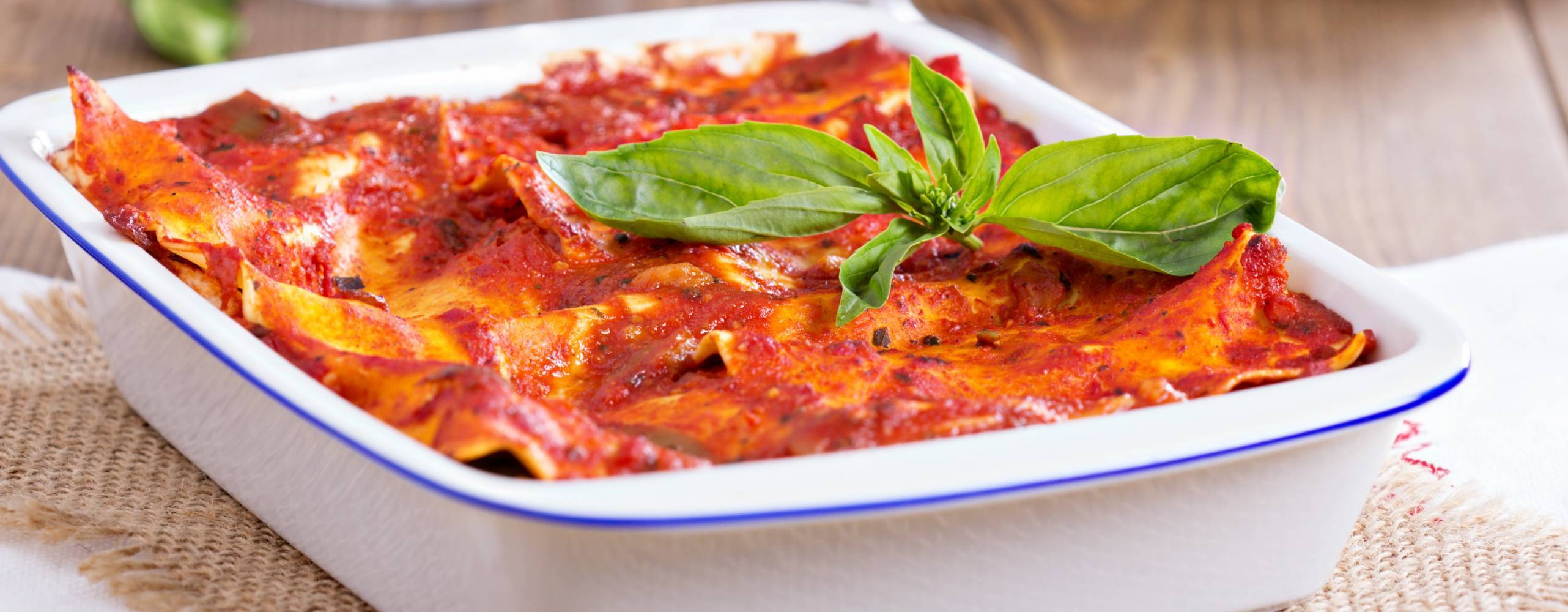 Vegansk lasagne i vit ugnsform