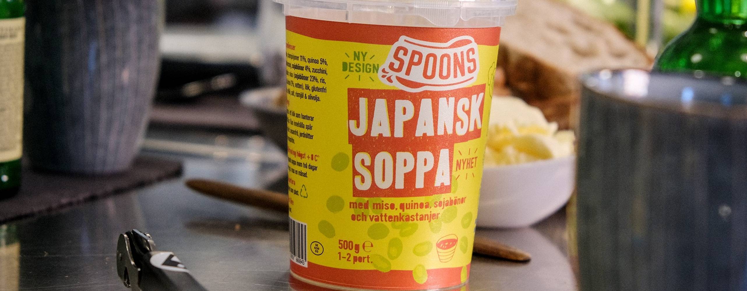 En förpackning Spoons Japansk soppa på ett köksbord