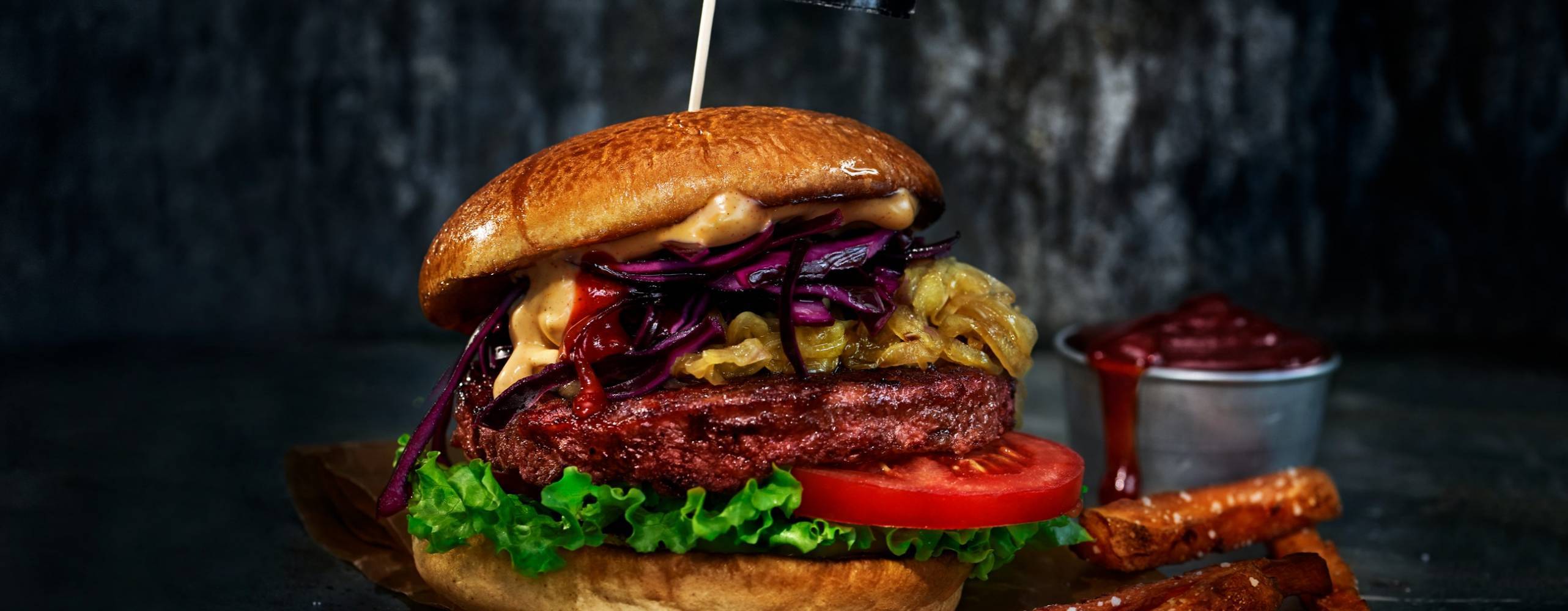 En vegansk burgare på ett bord