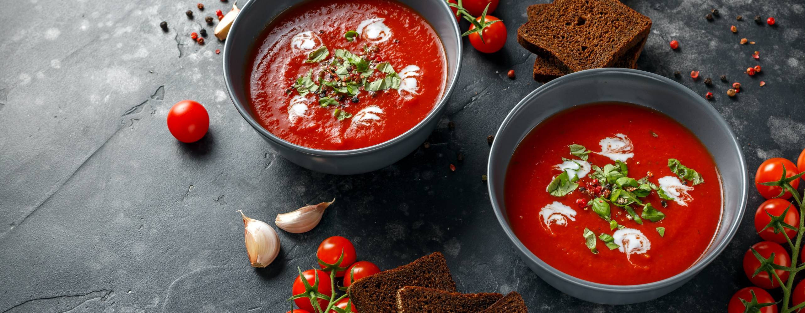 Två skålar med tomatsoppa