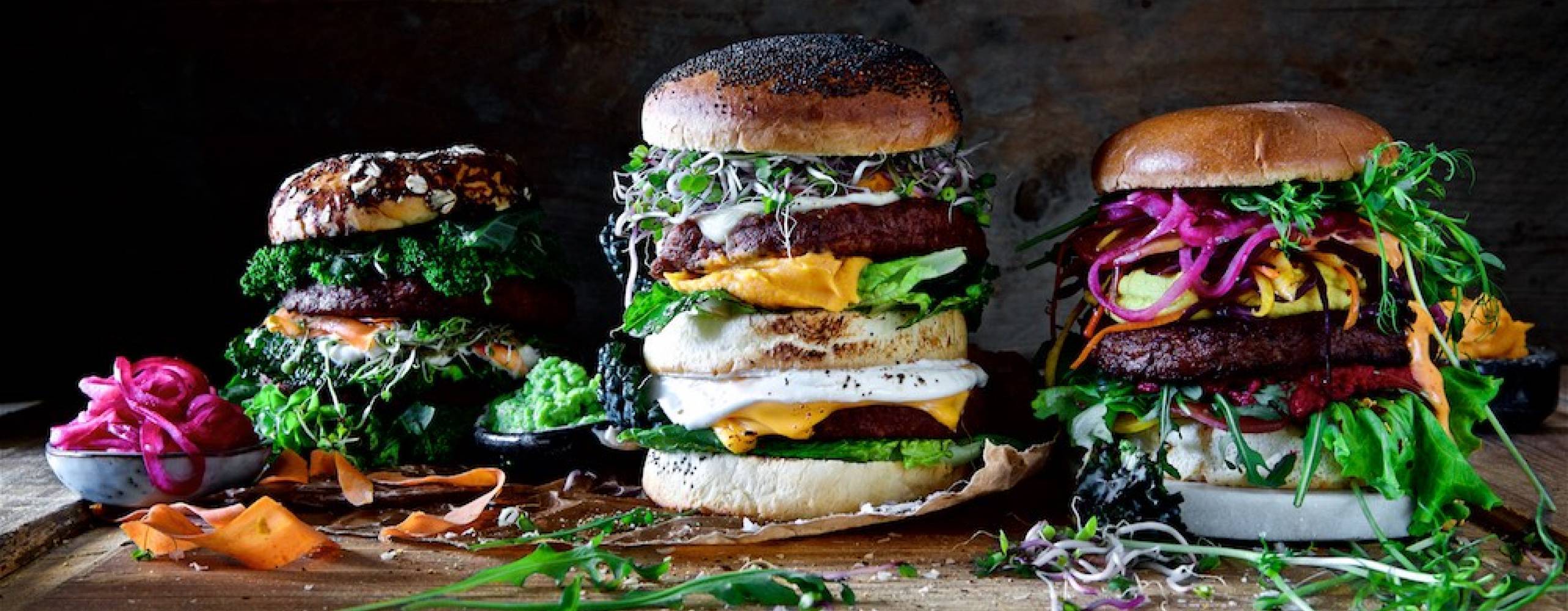 3 mastiga veganska burgare på ett bord