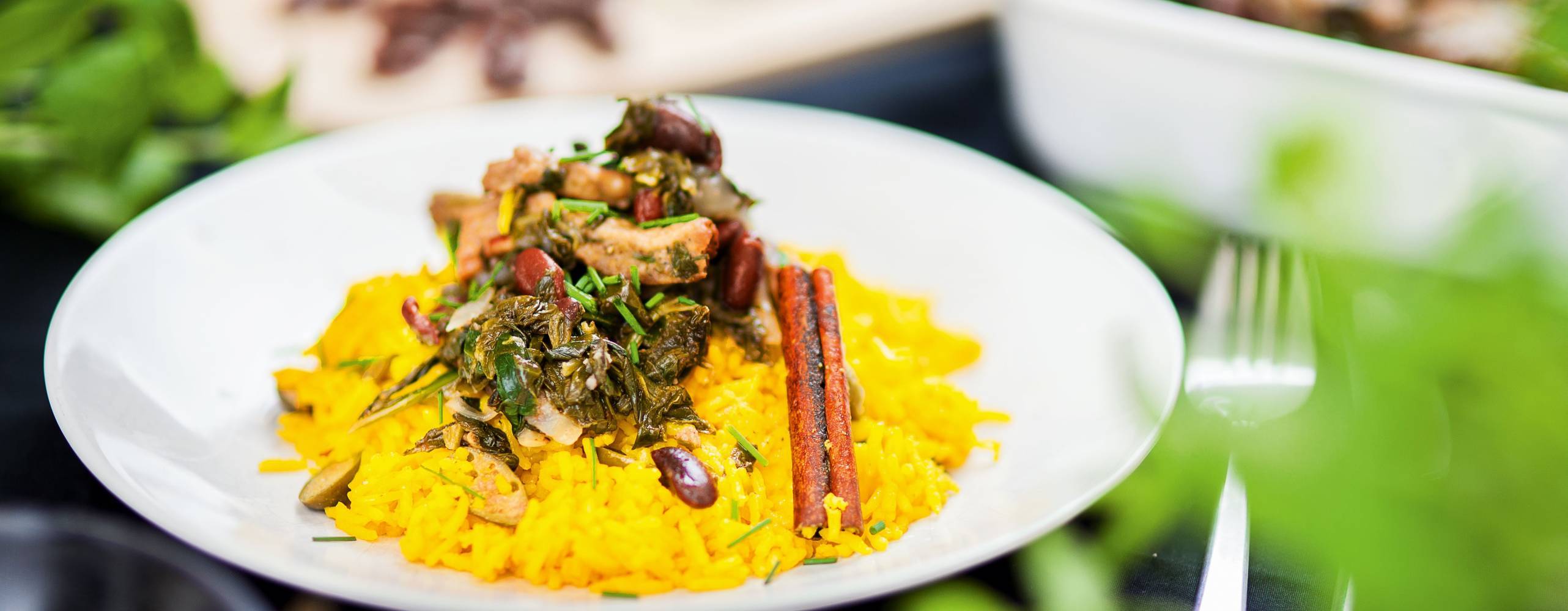 Ghorme sabzi gryta med saffransris på en tallrik