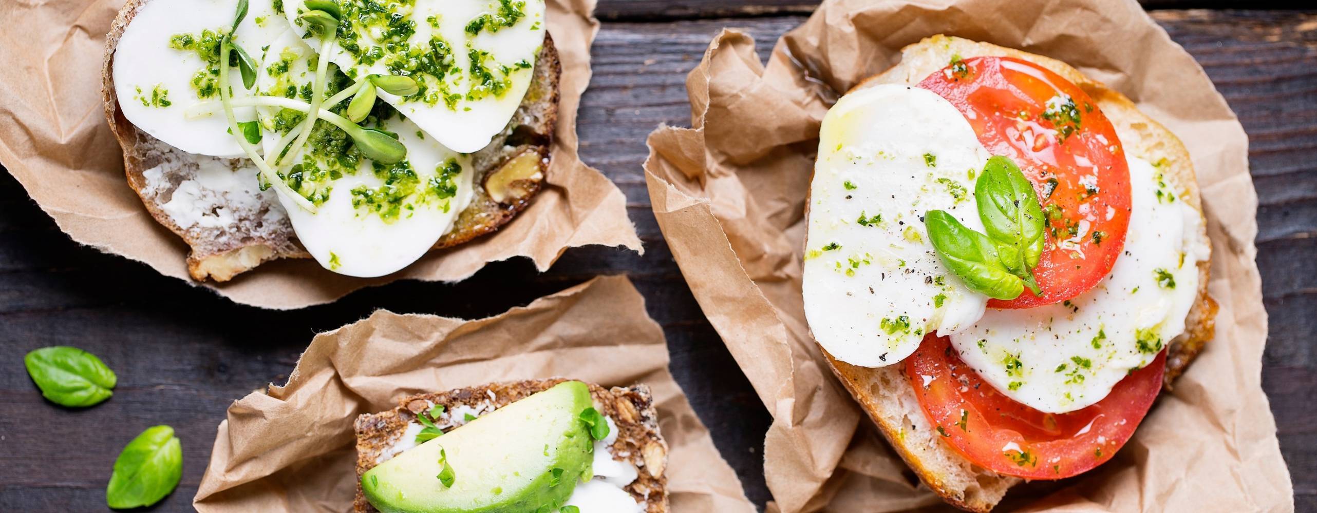 Vegansk mandelost i skivor på olika mackor