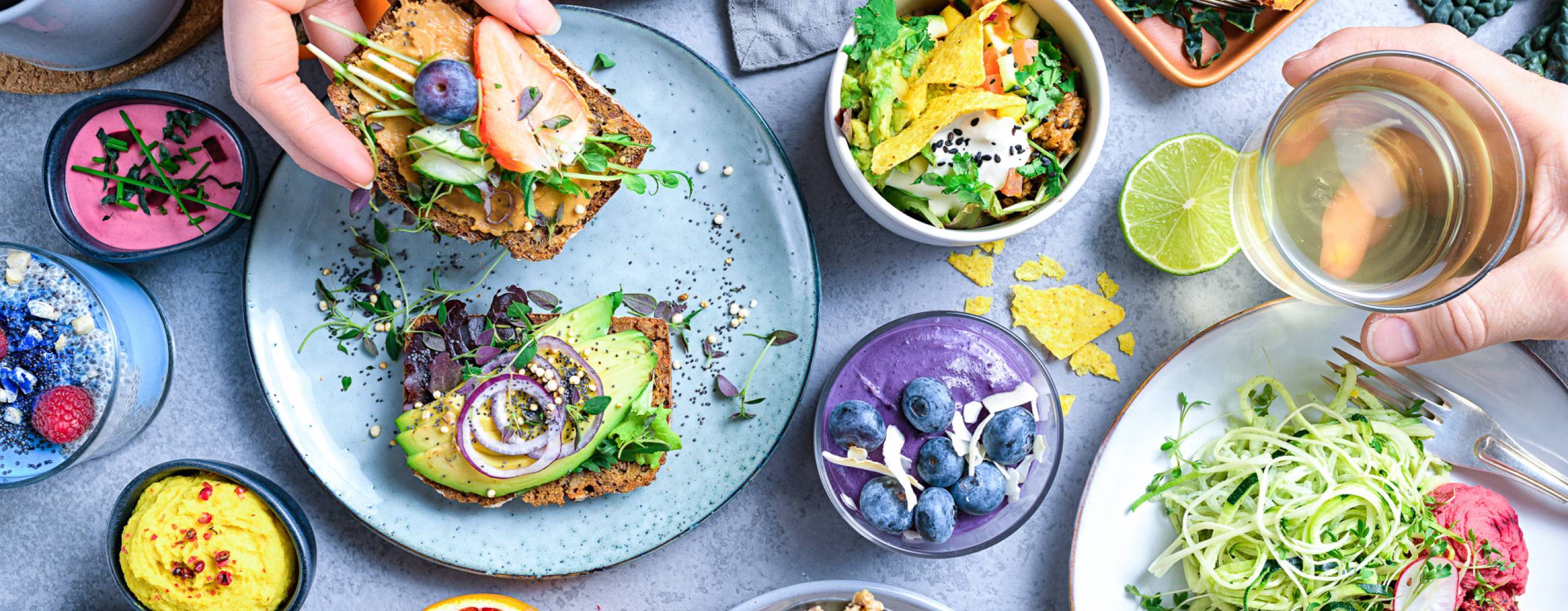 Olika mackor och chiapudding på ett bord