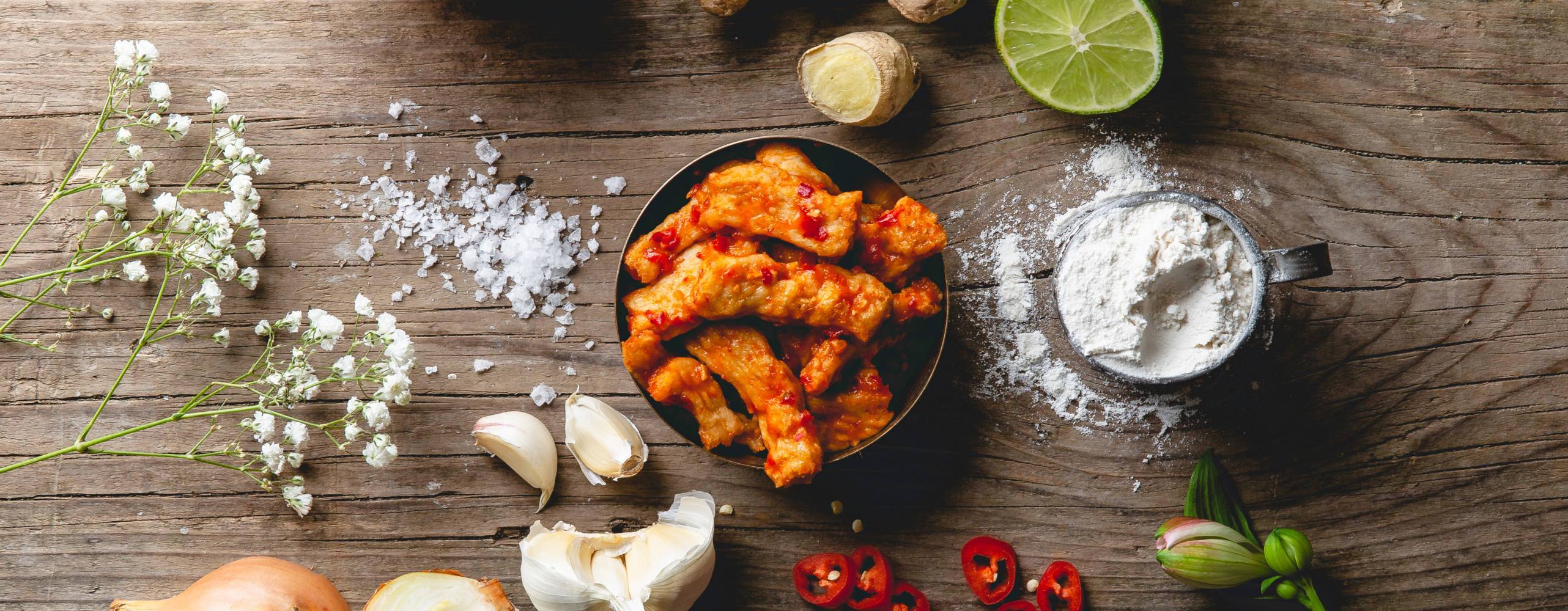 veganska strips på ett bord med olika råvaror liggandes omkring