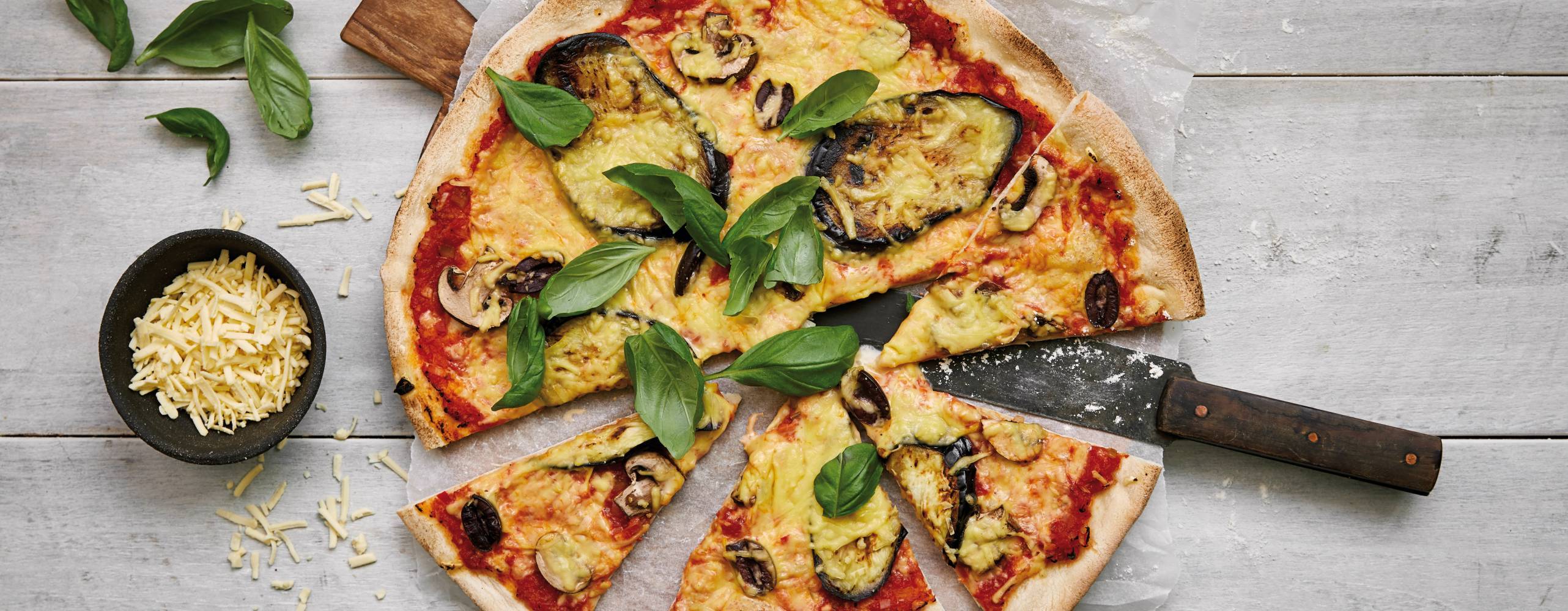 pizza med vegansk ost på ett bord