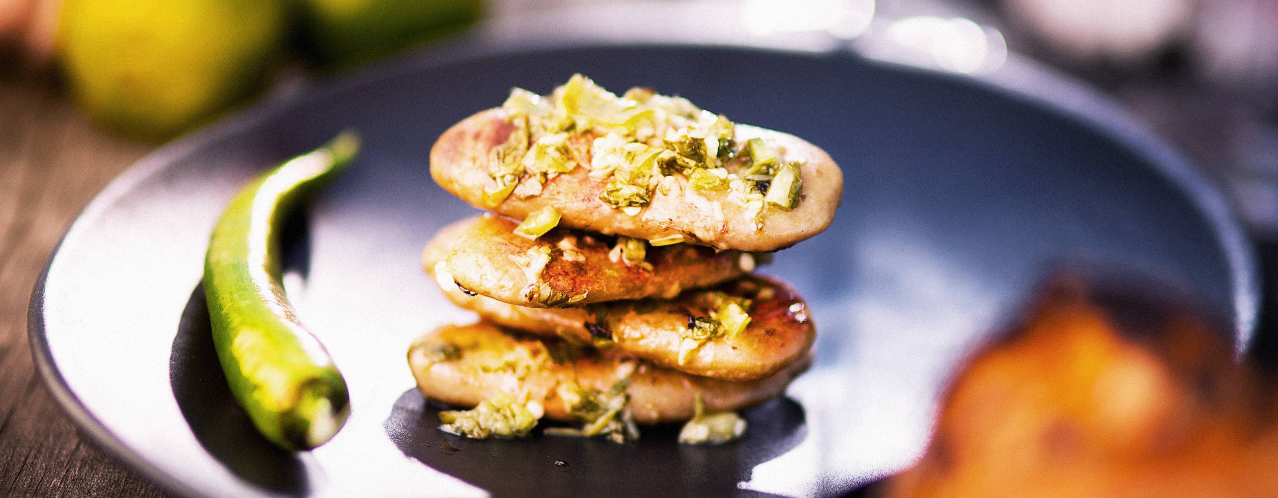 Veganska filéer och en grön chili på en tallrik.