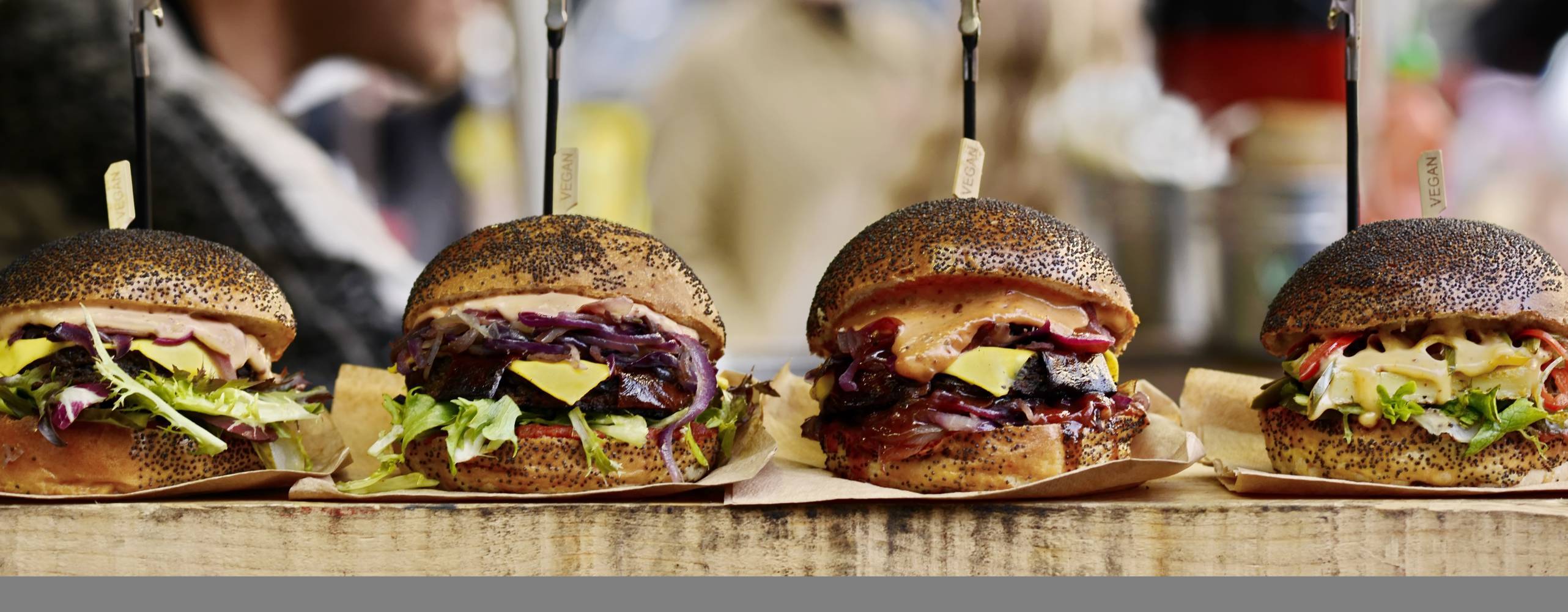 Fyra veganska burgare på rad.