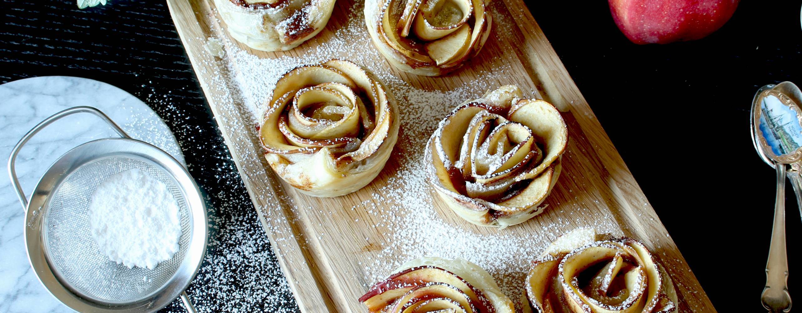 Veganska minipajer med äpplen och kanel på en bräda