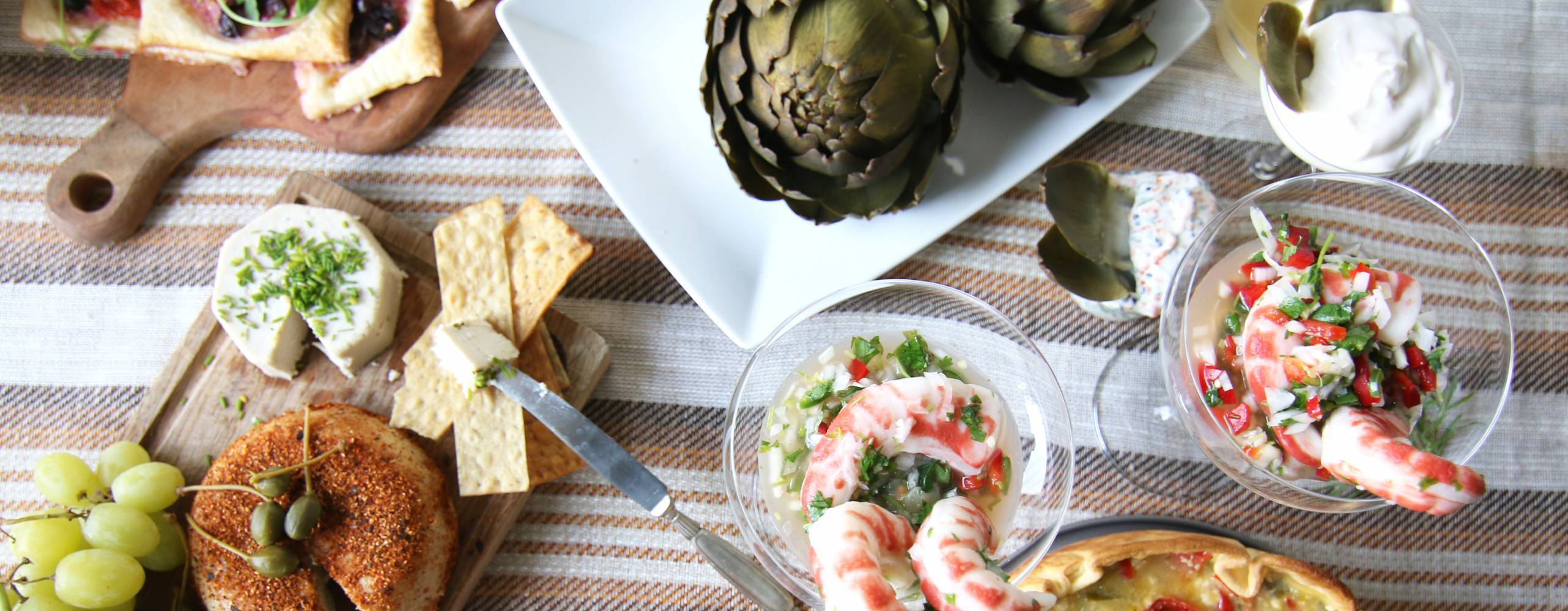 Bord med olika veganska rätter lämpliga för kräftskiva