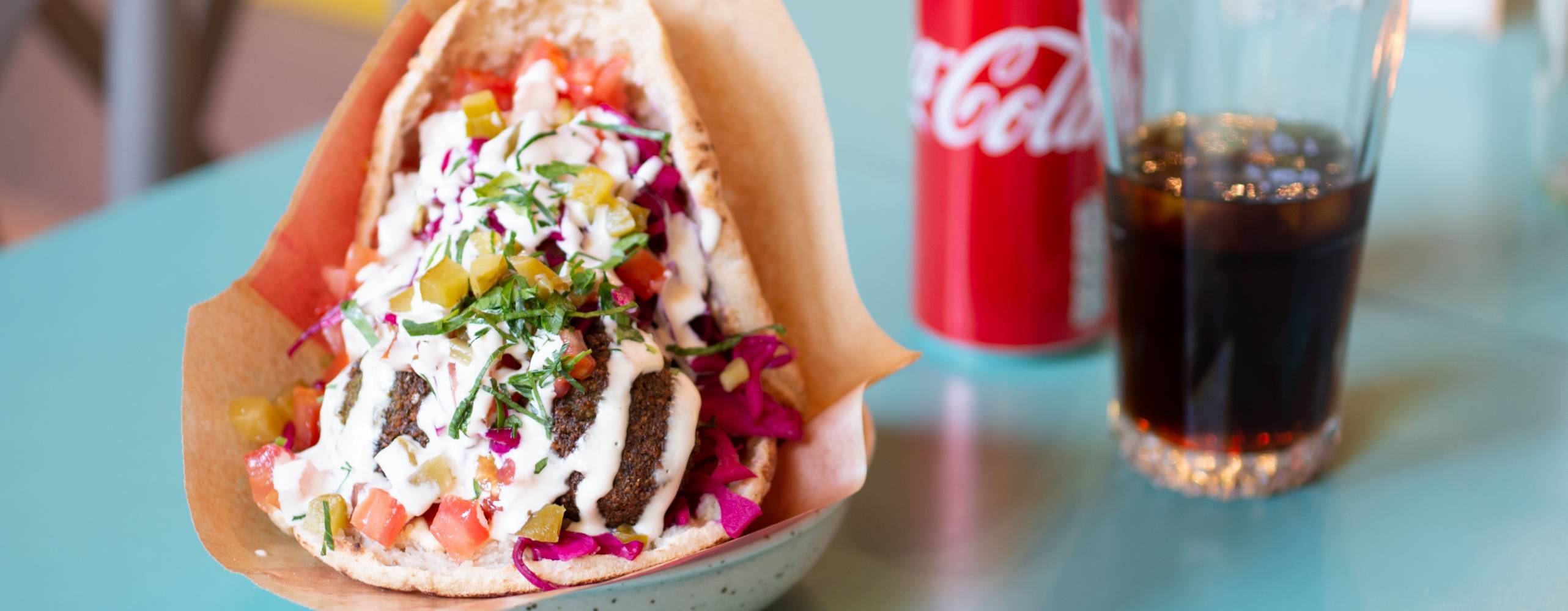 Falafel i pitabröd med veganska såser