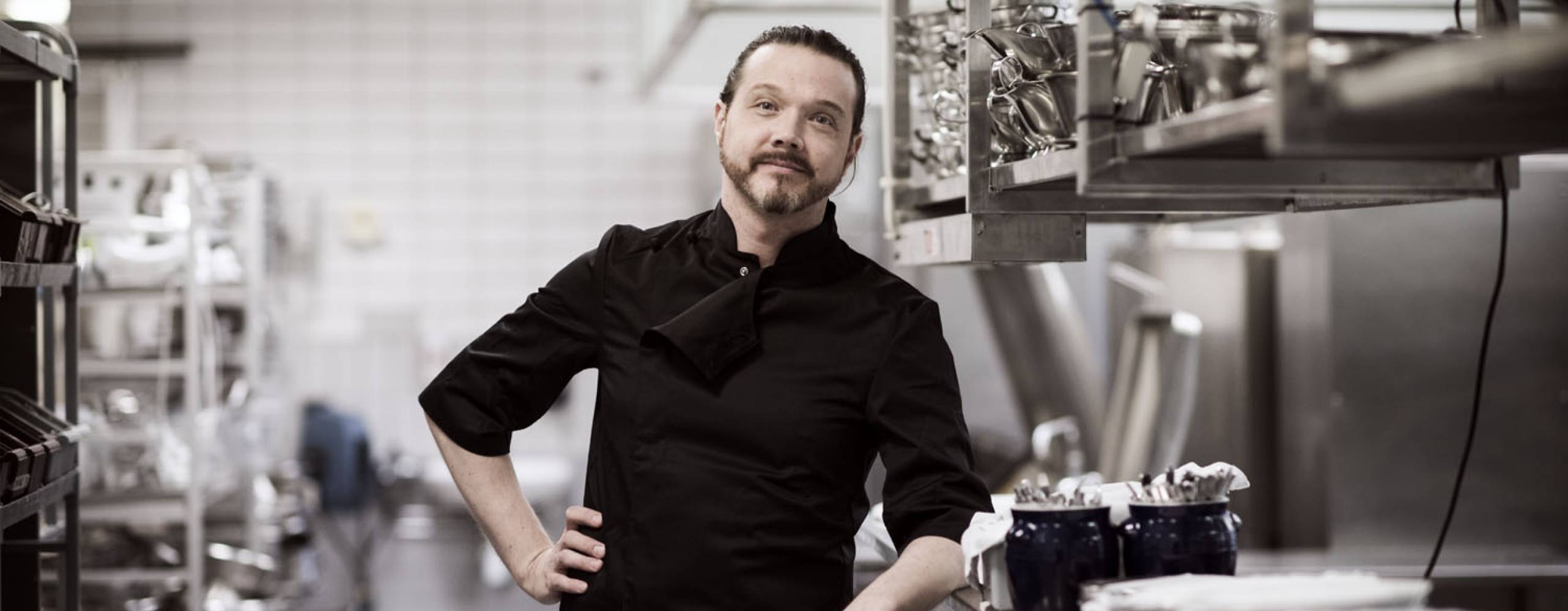 Magnus Naess (kock) står i ett storkök