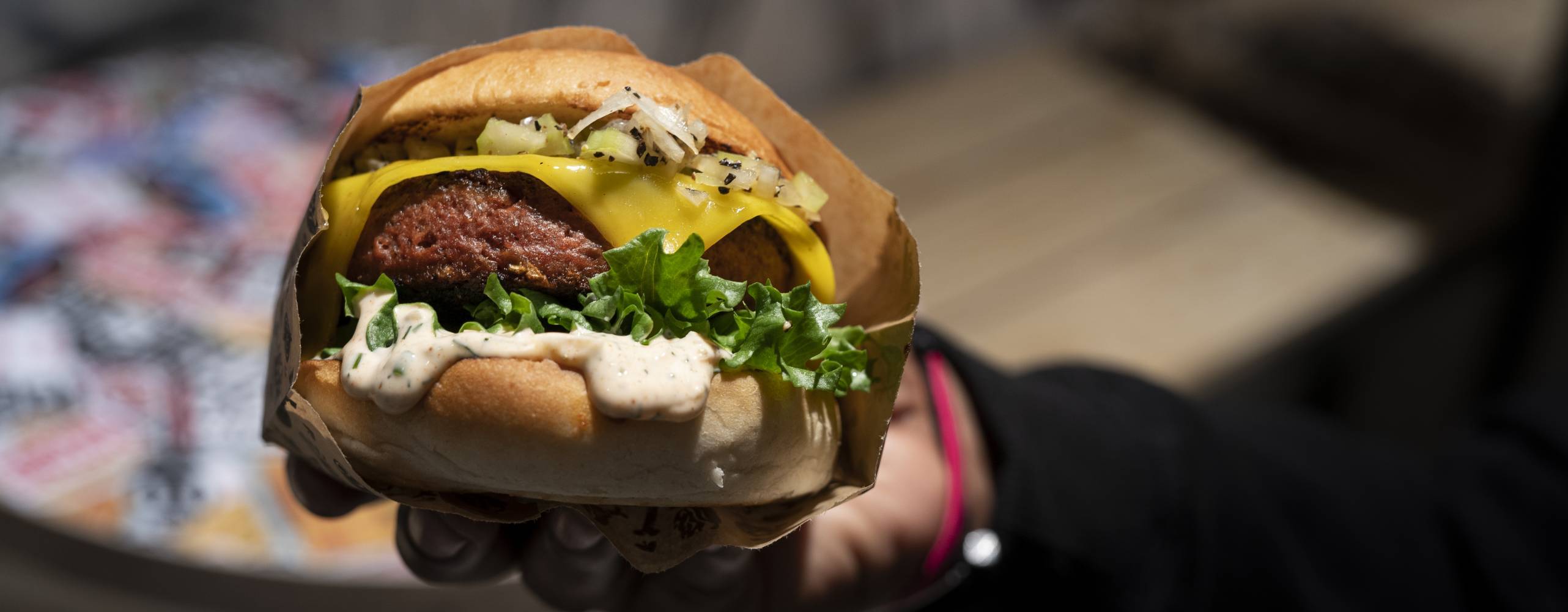 En vegansk burgare från Bastard burgers i en persons hand