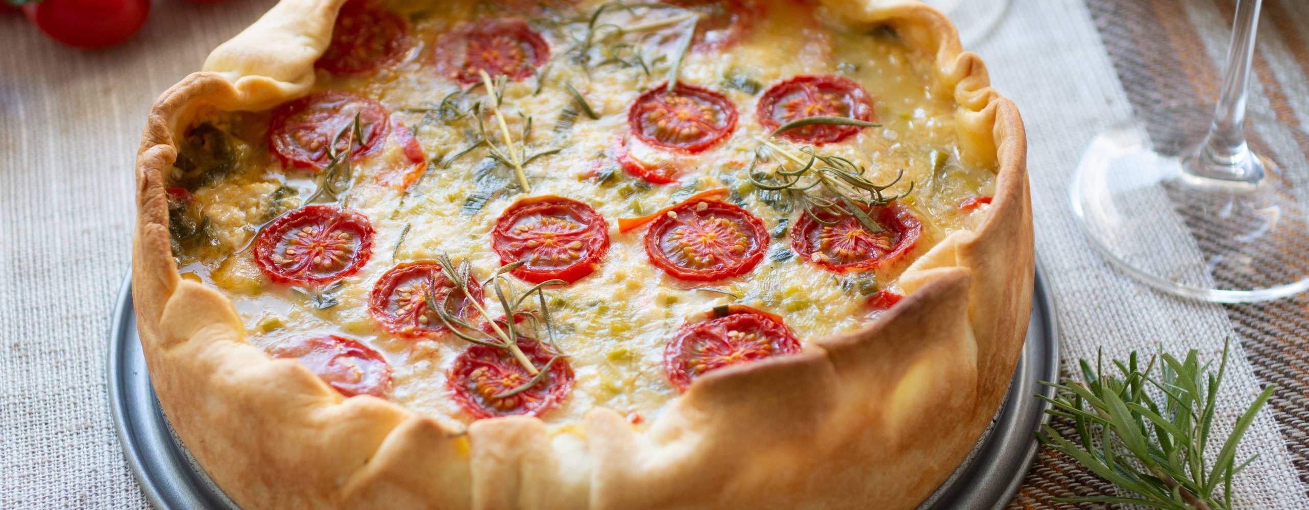 Vegansk ost-och purjolökspaj på ett bord