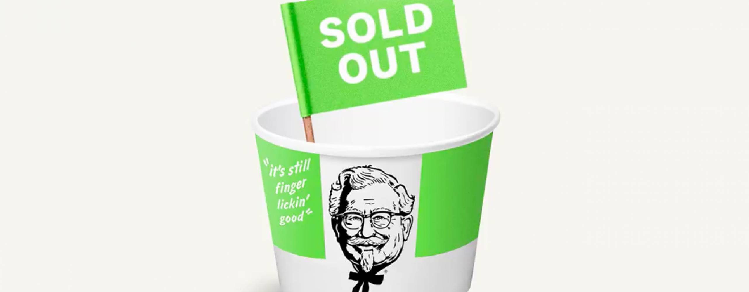 Tom bägare av KFC vingar med en flagga med texten sold out