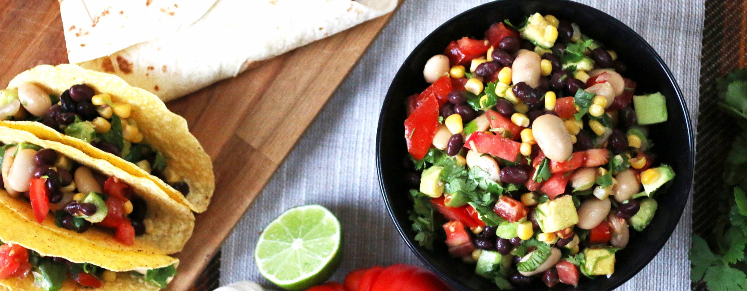 Bönsallad och vegansk burrito på ett bord