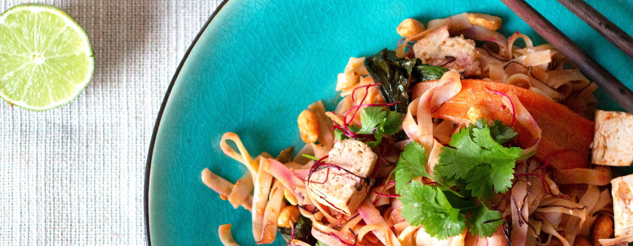 Vegansk pad thai på en tallrik