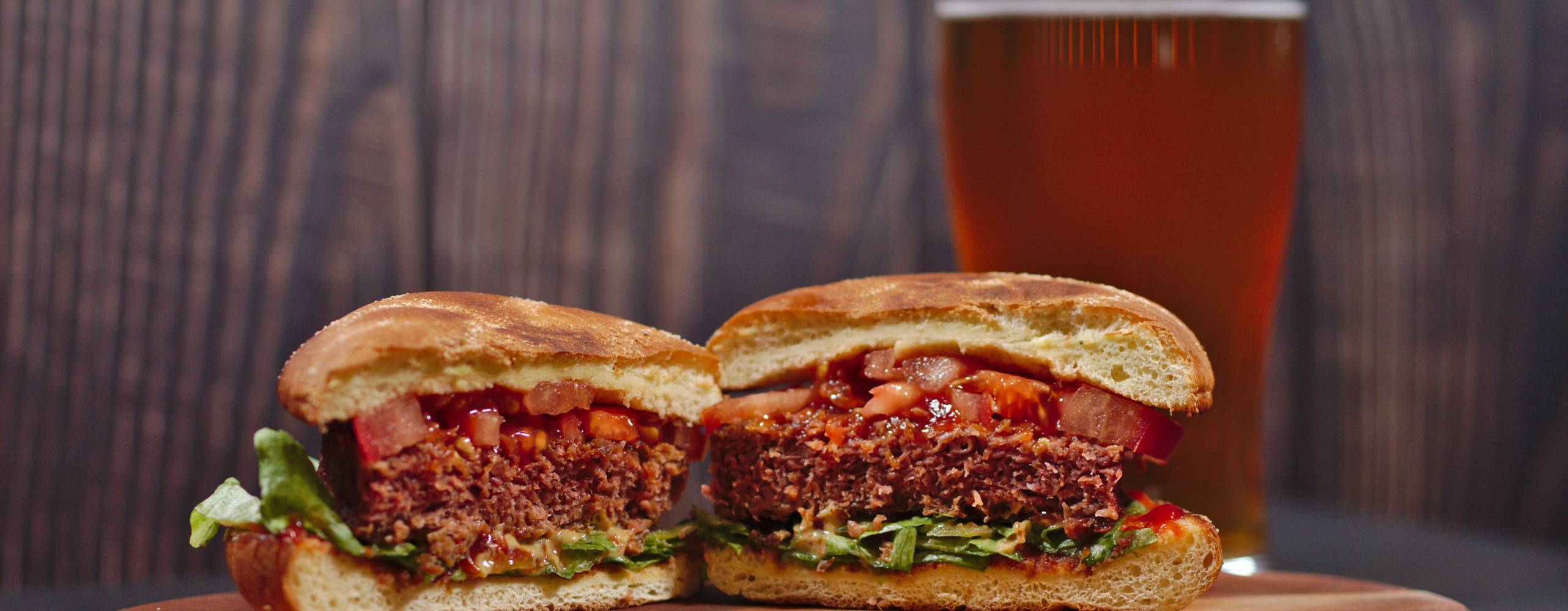 Vegansk burgare delas i två