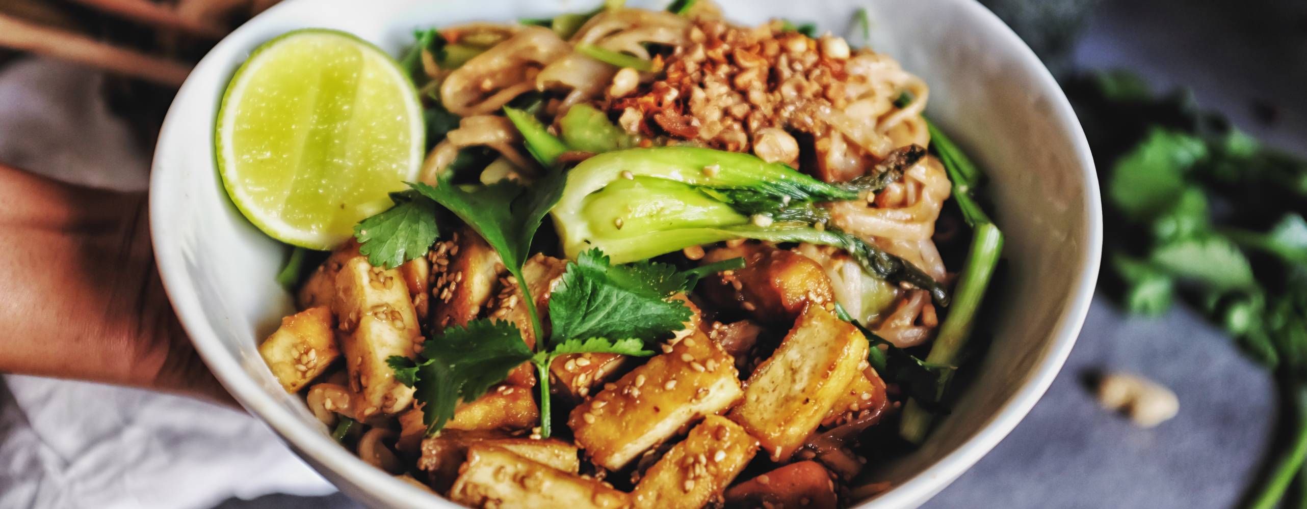 Bowl med marinerade tofu och nudlar