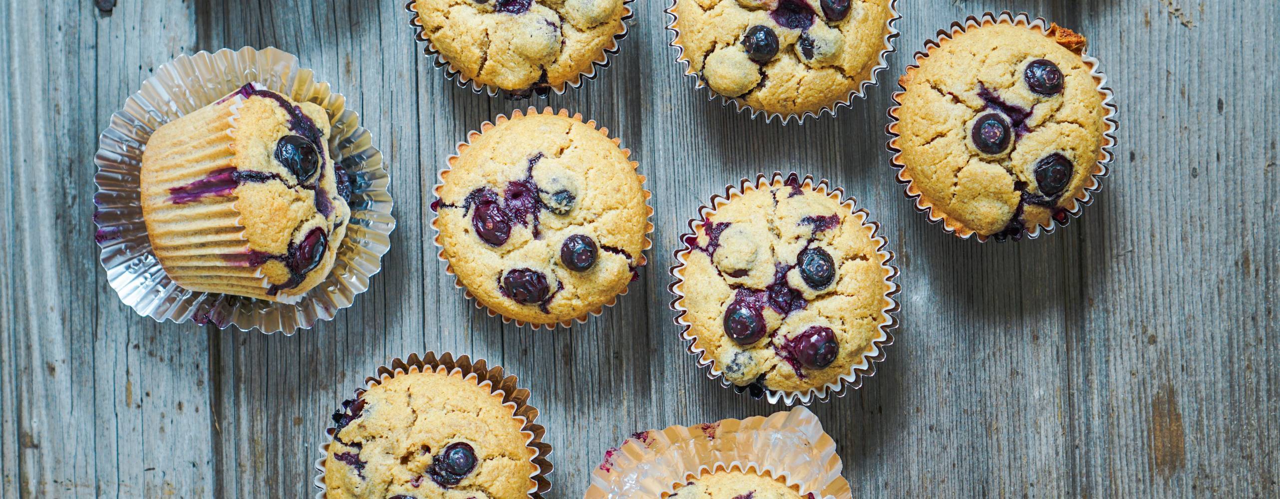 Veganska muffins på ett bord