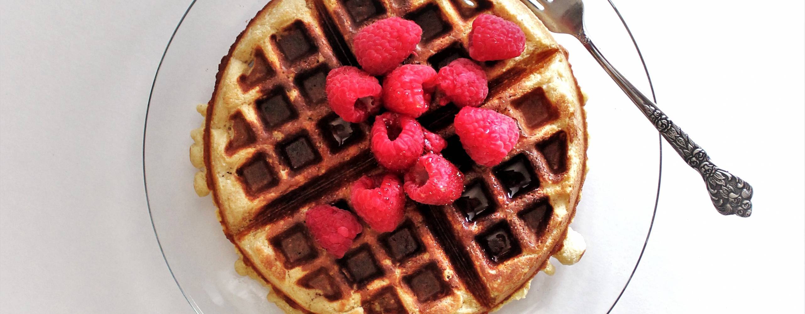 Vegansk våffla toppad med hallon