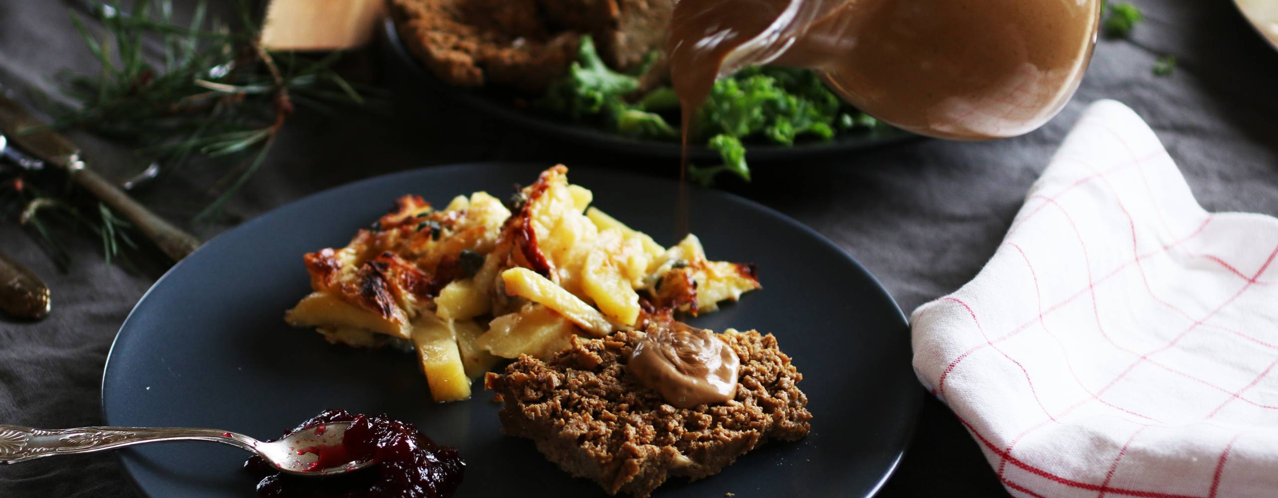 Vegansk färslimpa med brunsås på en tallrik