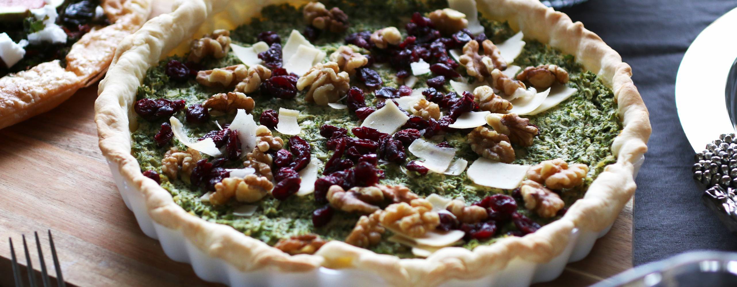 Vegansk grönkålspaj med vegansk parmesan på ett bord