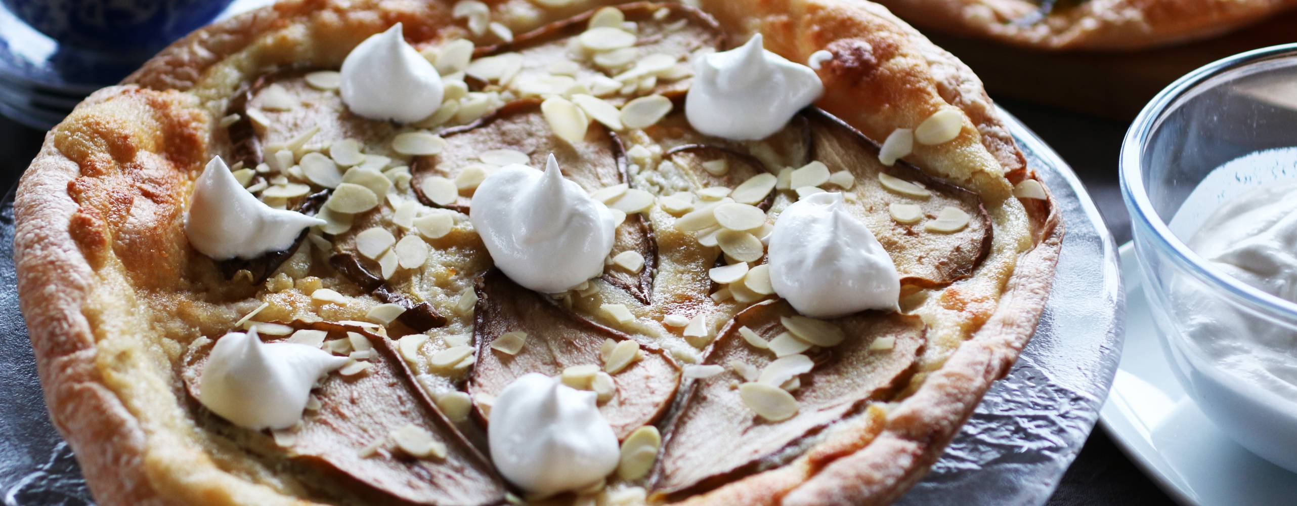 Smördegspaj med päron på ett uppläggningsfat