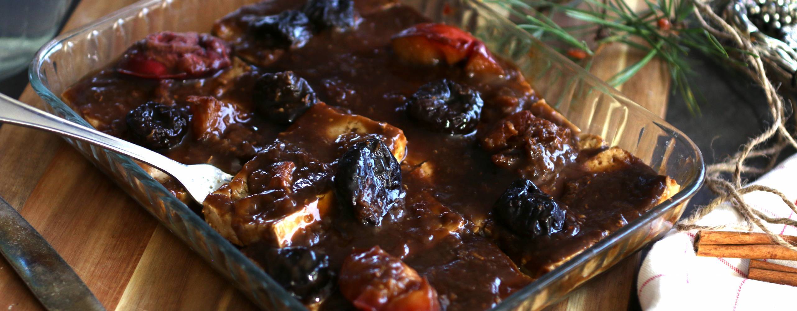 Vegansk tofuspjäll i en ugnsform