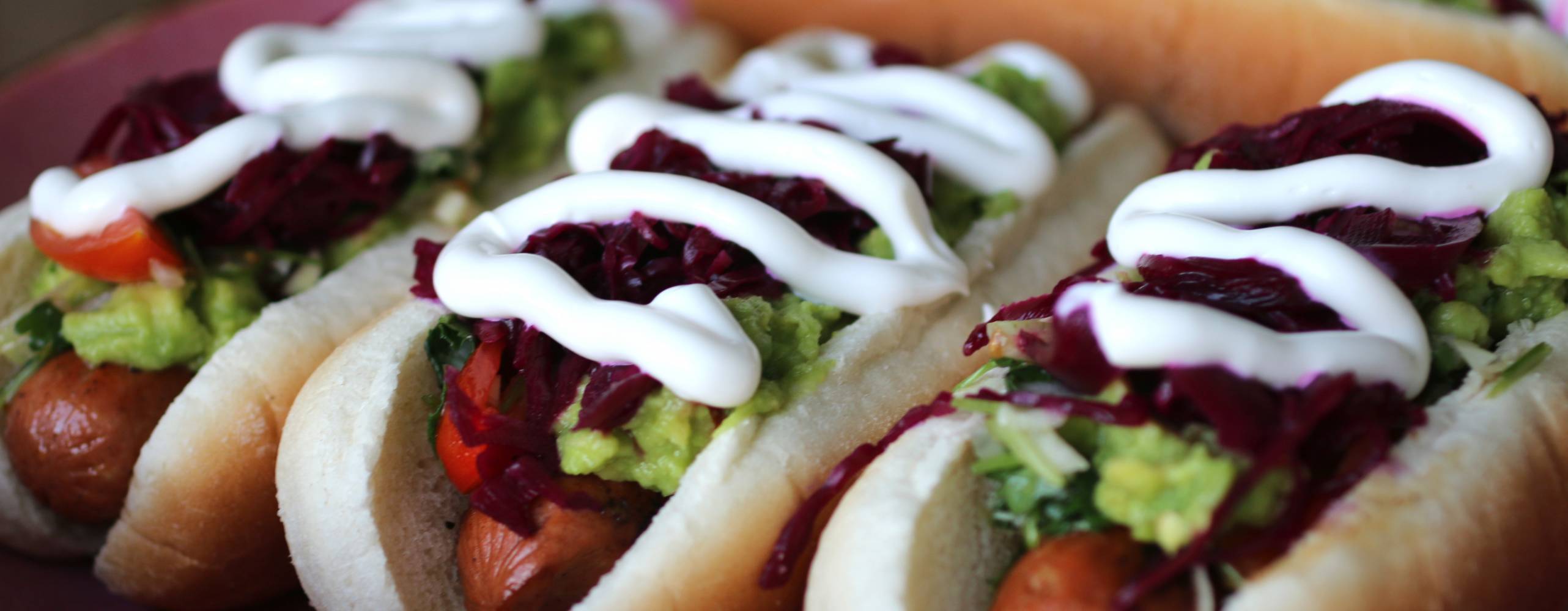 veganska completos upplagda på en tallrik