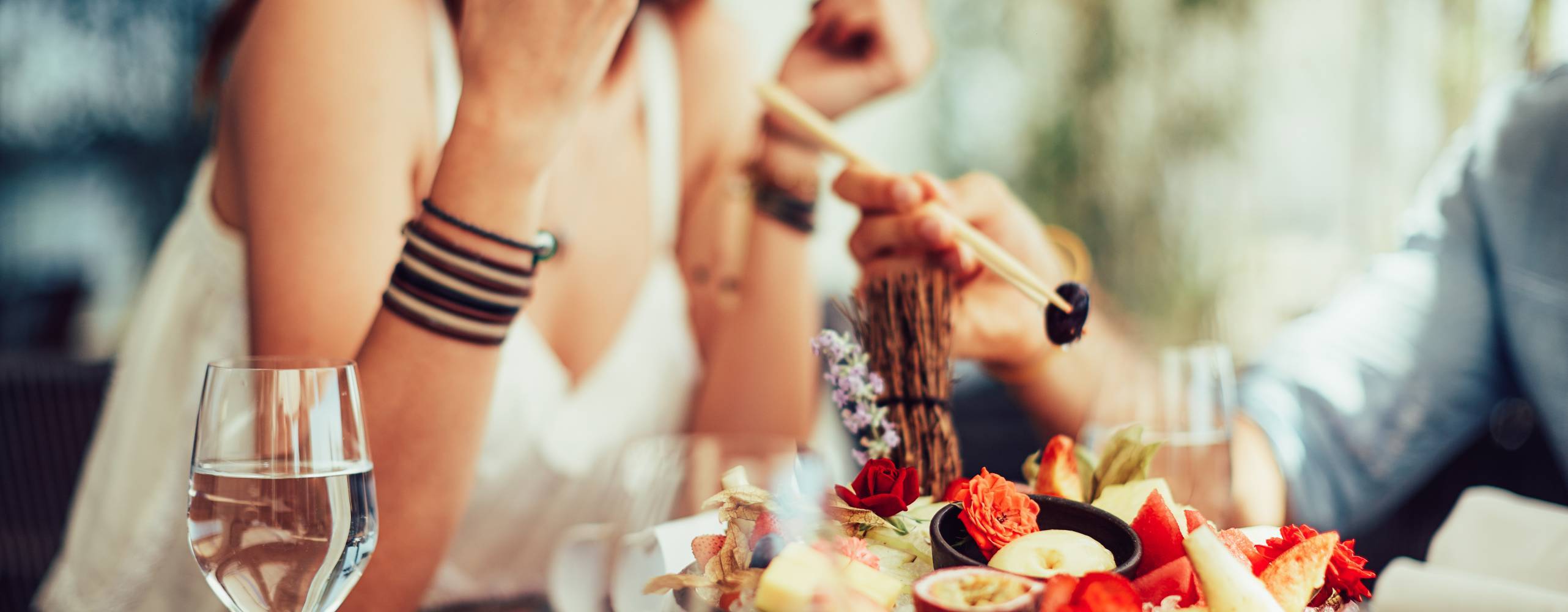 Personer sitter och äter en vegansk måltid tillsammans med andra