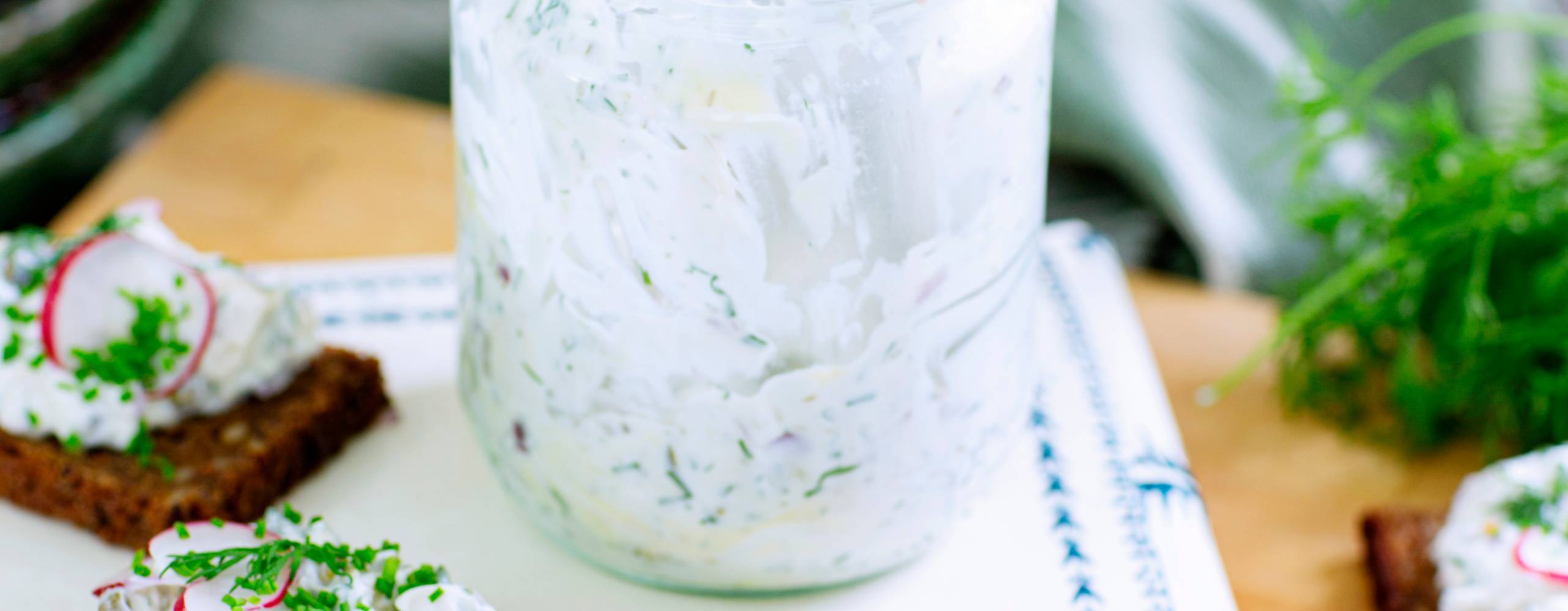 Vegansk gummröra i en burk och på några bitar rågbröd