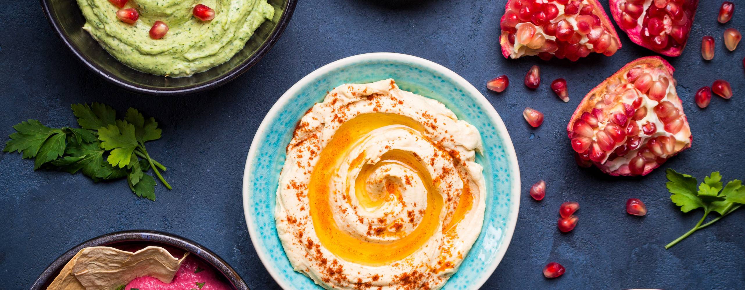 Vegansk hummus och diverse på ett bord