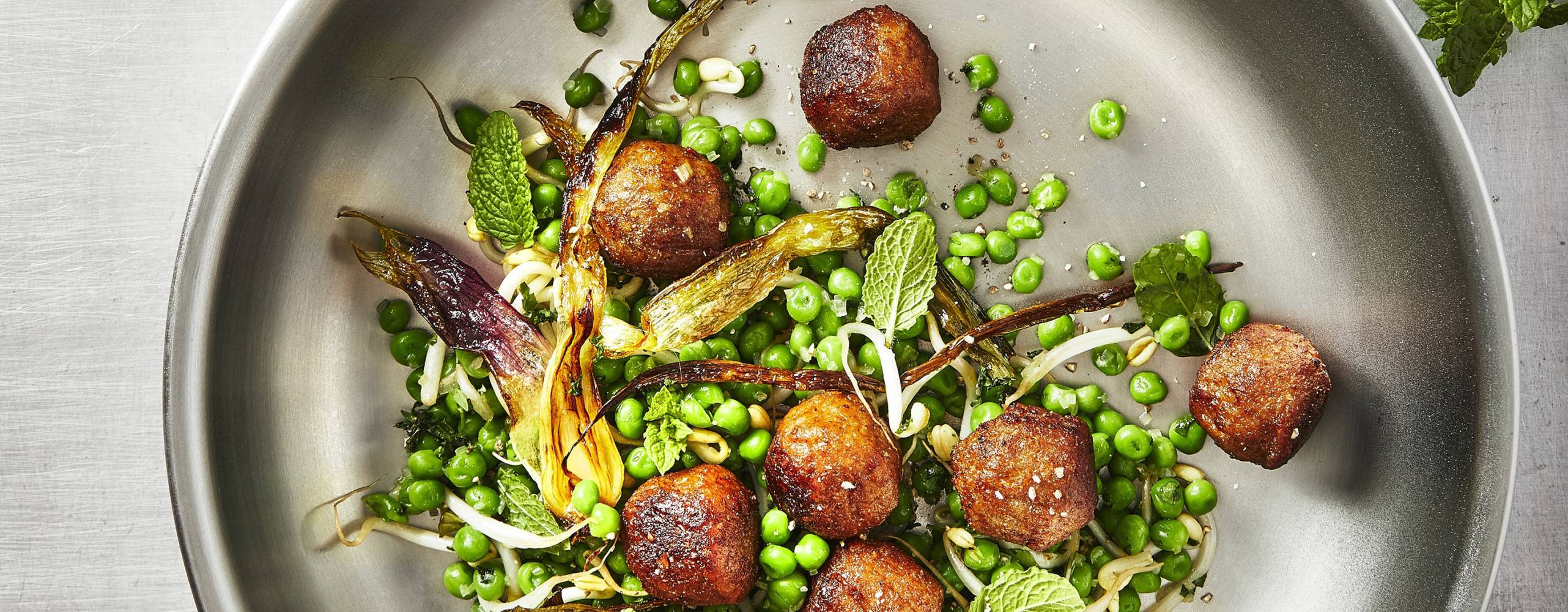 Veganska köttbullar i en stekpanna
