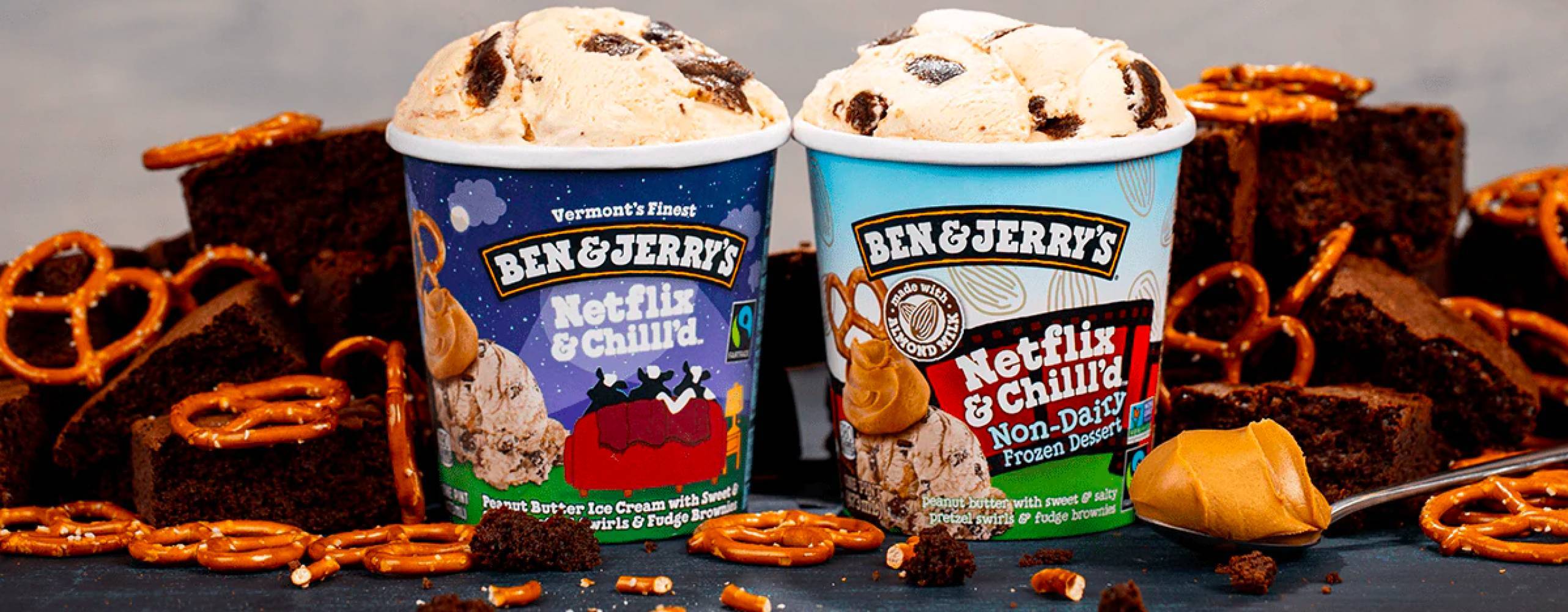 Två tubs med Ben &amp; Jerry's-glass och pretzels, jordnötssmör och brownies i bakgrunden. Tuben till vänster är Netflix &amp; Chill'd icke-vegansk, tuben till höger är Netflix and Chill'd vegansk, non-dairy