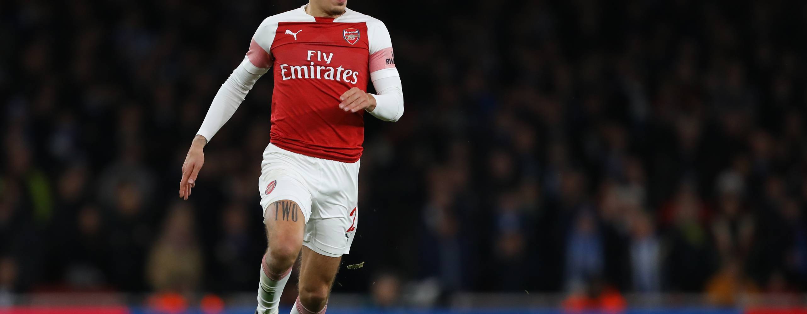 Hector Bellerin i Arsenal i matchen Arsenal mot Huddersfield Town, Premier League, Emirates Stadium, London. Hector syns ensam på bilden precis innan han sparkar på fotbollen framför sig.